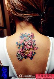 ragazza che tiene un tatuaggio coniglietto rossetto sul retro