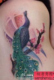 jaakad quruxsan oo loo yaqaan 'peacock tattoo tattoo' oo dusha sare ee dumarka ku jirta