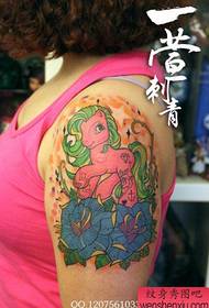 გოგონა მკლავი ლამაზი და ლამაზი ფერი მცირე Tianma tattoo ნიმუში