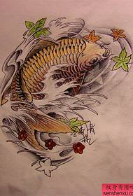 una foto pratica del modello del tatuaggio della foglia di acero del calamaro