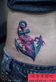 Scorpion tattoo maitiro: inoyevedza chiuno ruvara yakarukwa nesimbi anchor tattoo maitiro