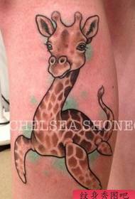 polpaccio sul polpaccio Un simpatico tatuaggio da giraffa fa apprezzare