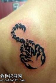 задний красивый тотем татуировки скорпион