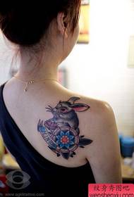 女孩肩膀可愛流行的兔子紋身圖案
