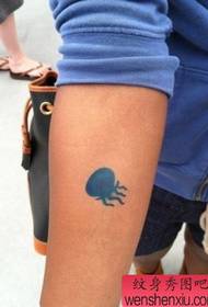 Ọwọ ọmọbirin lẹwa awọ totem jellyfish tatuu ilana