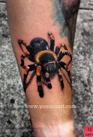 супер реалистичан узорак тетоваже паука на глежњу