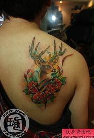 татуировка оленя популярна в плечах