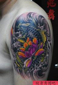 мъжка ръка популярен красив модел татуировка лотос калмари