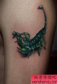 Pincet tattoo patroon: een armkleurig pincet tattoo patroon