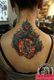 女生后背唯美好看的孔雀纹身图案