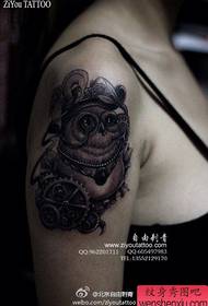 გოგონები ქმნიან კლასიკური შავი და თეთრი owl tattoo ნიმუში