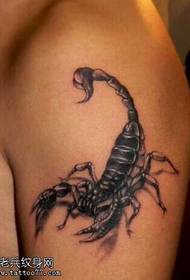modello realistico del tatuaggio delle pinzette del braccio