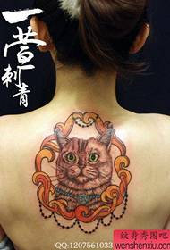 女孩背貓紋身圖案