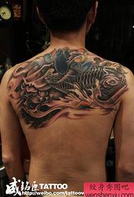 nwoke azụ na-ewu ewu kpochapụwo nwa na ọcha squid tattoo ụkpụrụ