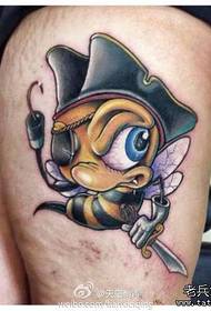 un modello alternativo di tatuaggio ape con un occhio sulla gamba
