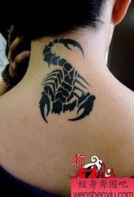 κορίτσι λαιμό κλασικό τοτέμ σκορπιού μοτίβο τατουάζ