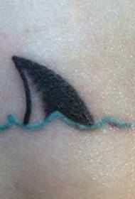 wavulana miguu juu ya walijenga Abstract line mnyama shark fin picha ya tattoo