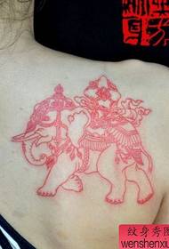 fetele umeri un model de tatuaj de elefant linie