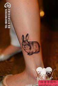 腿上的可愛小兔子紋身圖案