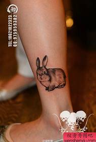 ຮູບແບບ tattoo ກະຕ່າຍນ້ອຍໆທີ່ ໜ້າ ຮັກຢູ່ໃນຂາ