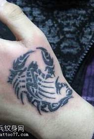 patrón de tatuaje de escorpión de mano