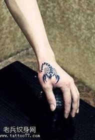modello di tatuaggio totem scorpione