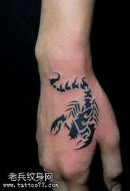 手臂虎口图腾蝎子纹身图案