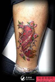 Padrão de tatuagem de lula bonita e pequena nas pernas