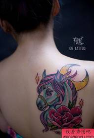 жіночі плечі популярний класичний візерунок татуювання коня