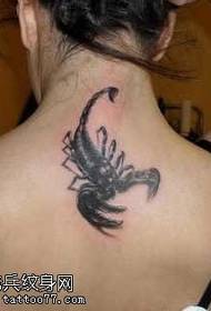 bellissimo modello di tatuaggio scorpione sul retro