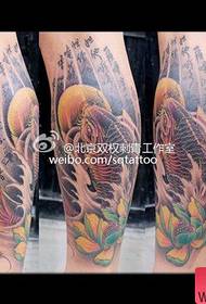 腿部流行流行的一幅彩色鲤鱼纹身图案