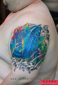 modello di tatuaggio calamari bellissimo e bel colore del braccio