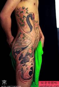 populair klassiek rood-gekroond kraan tattoo-patroon
