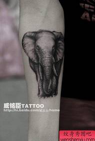 los niños arman un clásico patrón de tatuaje de elefante gris negro