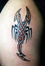 племенна вятърна черна и червена татуировка на скорпион