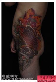 машки задникот изгледаат добро традиционална шема на тетоважи лотос од лигњи во боја
