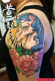 brazo patrón popular de tatuaxe de cabalo fino