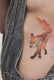 ragazze sotto il petto dipingono elementi geometrici con immagini di tatuaggi di animali volpe
