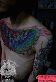 男生前胸超帅的彩色猫头鹰纹身图案