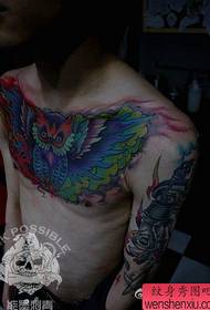 Jongen Këscht super schéin Faarf Eegelen Tattoo Muster