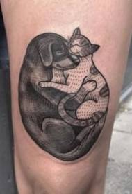 творчески произведения на татуировка с животни прегръщат заедно