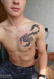 Patrón de tatuaje de tótem escorpión guapo en el pecho
