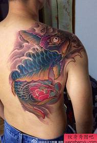 Spalle posteriori da uomo semplice e bellissimo modello tradizionale di tatuaggio di calamari