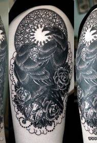 mtindo maarufu wa tattoo ya jogoo na mkono maarufu