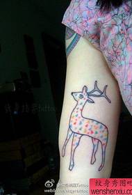 brazo patrón de tatuaxe de ciervo sinxelo e fermoso