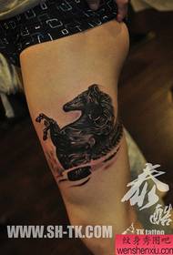 modello maschio e bello del tatuaggio del cavallo