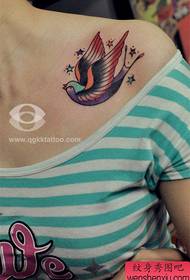 Женска мала тетоважа гутања на рамену девојчице