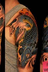 мужчынская рука прыгожы каляровы малюнак татуіроўкі лотаса кальмараў