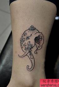 여자의 다리 간단하고 아름다운 코끼리 문신 패턴