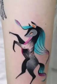 As nenas que estoupan deseños de tatuaxes de animais de cores aprecian